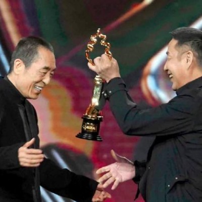北京国际电影节闭幕 陈道明为张艺谋颁终身成就奖